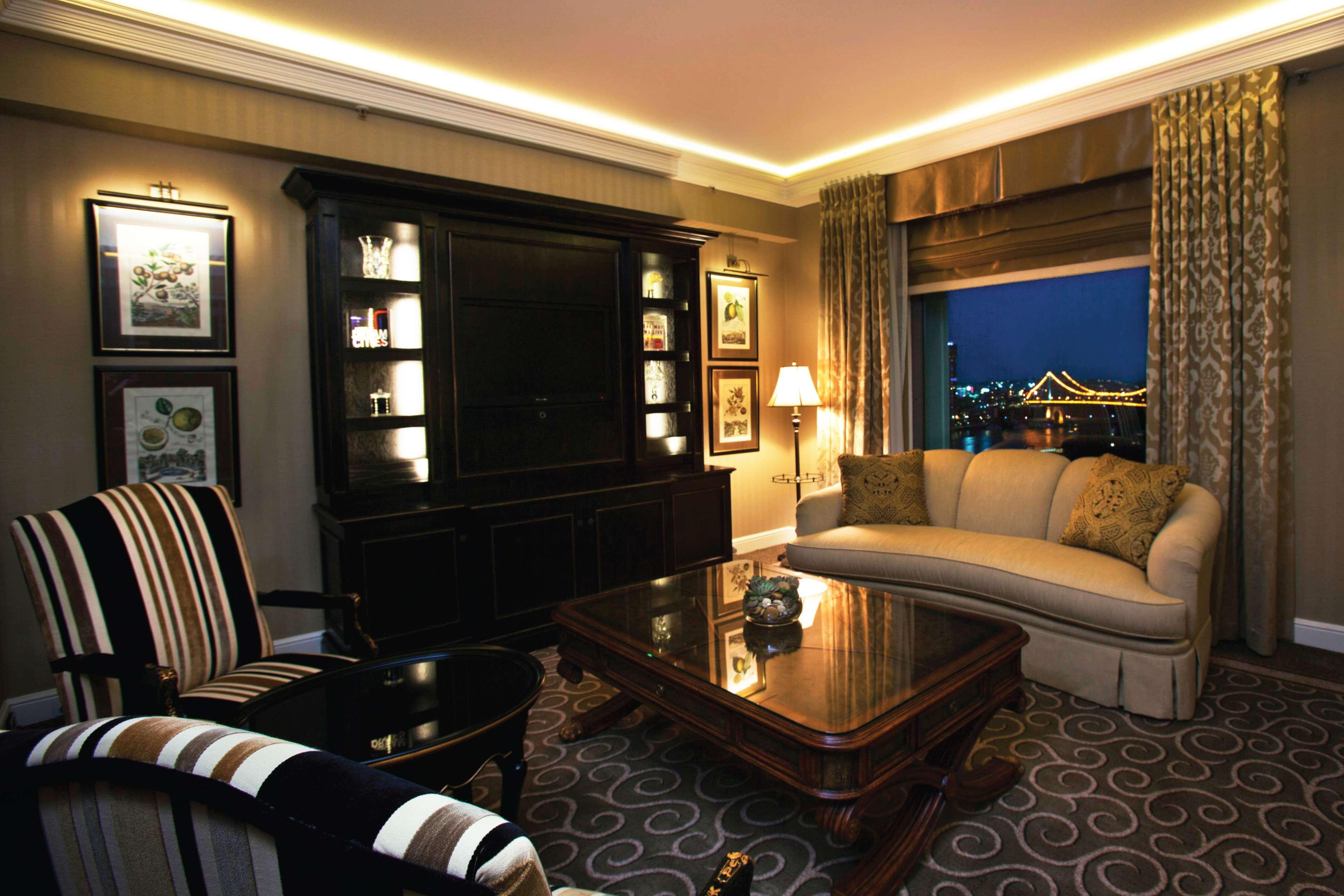 Stamford Plaza Brisbane Ξενοδοχείο Εξωτερικό φωτογραφία A living room at the Mandarin Oriental, London