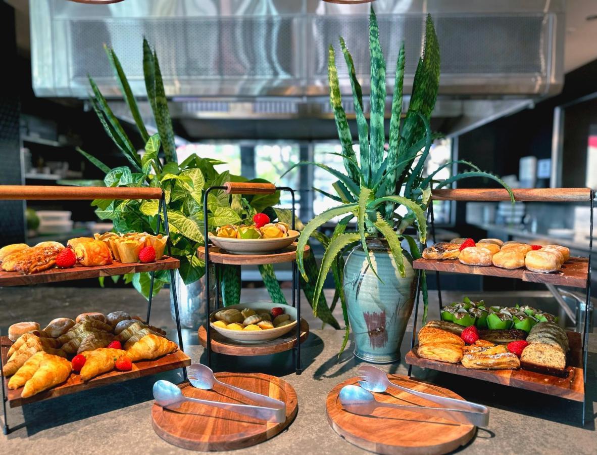 Stamford Plaza Brisbane Ξενοδοχείο Εξωτερικό φωτογραφία A selection of tapas at a restaurant in Madrid, Spain