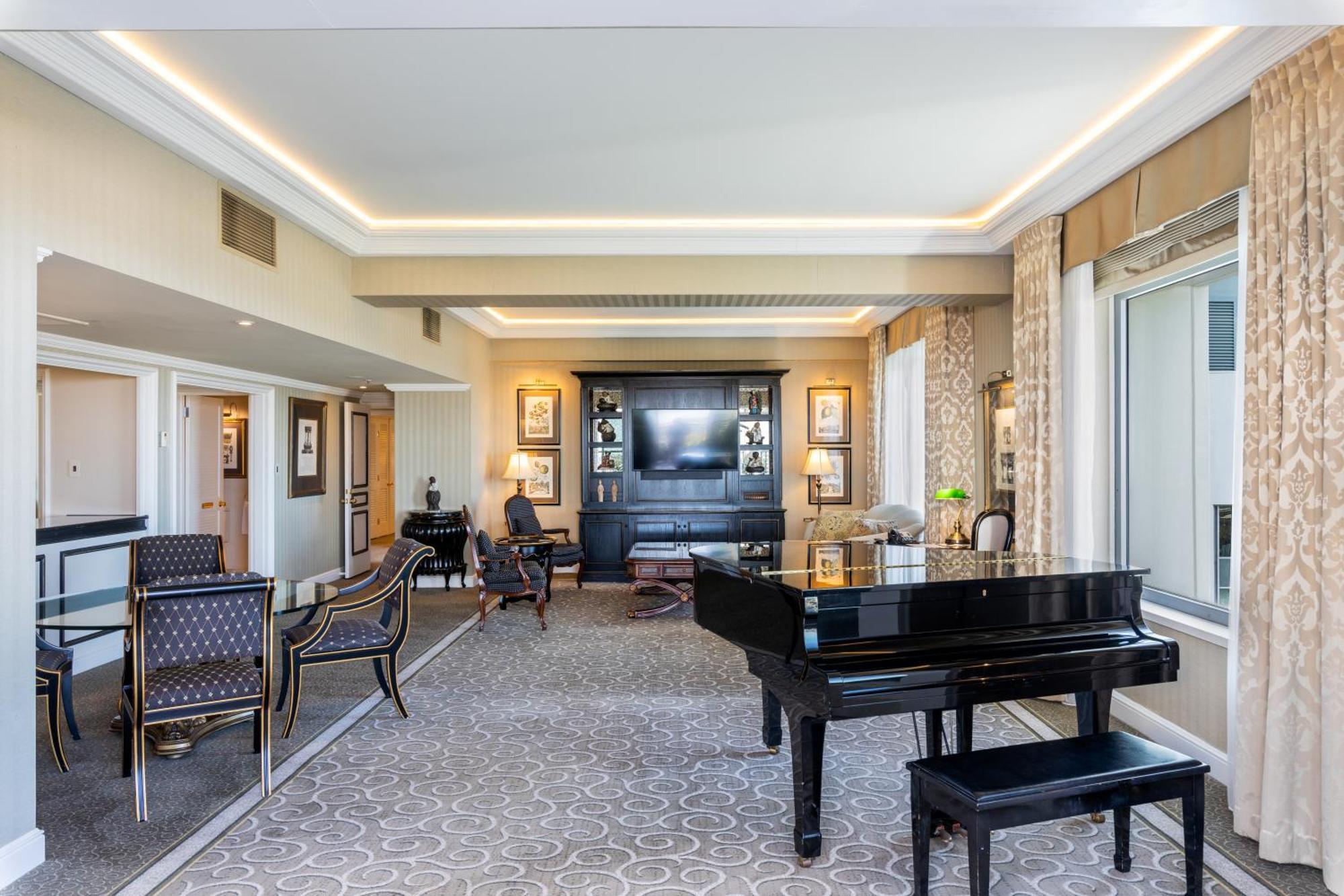 Stamford Plaza Brisbane Ξενοδοχείο Εξωτερικό φωτογραφία The living room of a suite at the Waldorf Astoria Washington DC