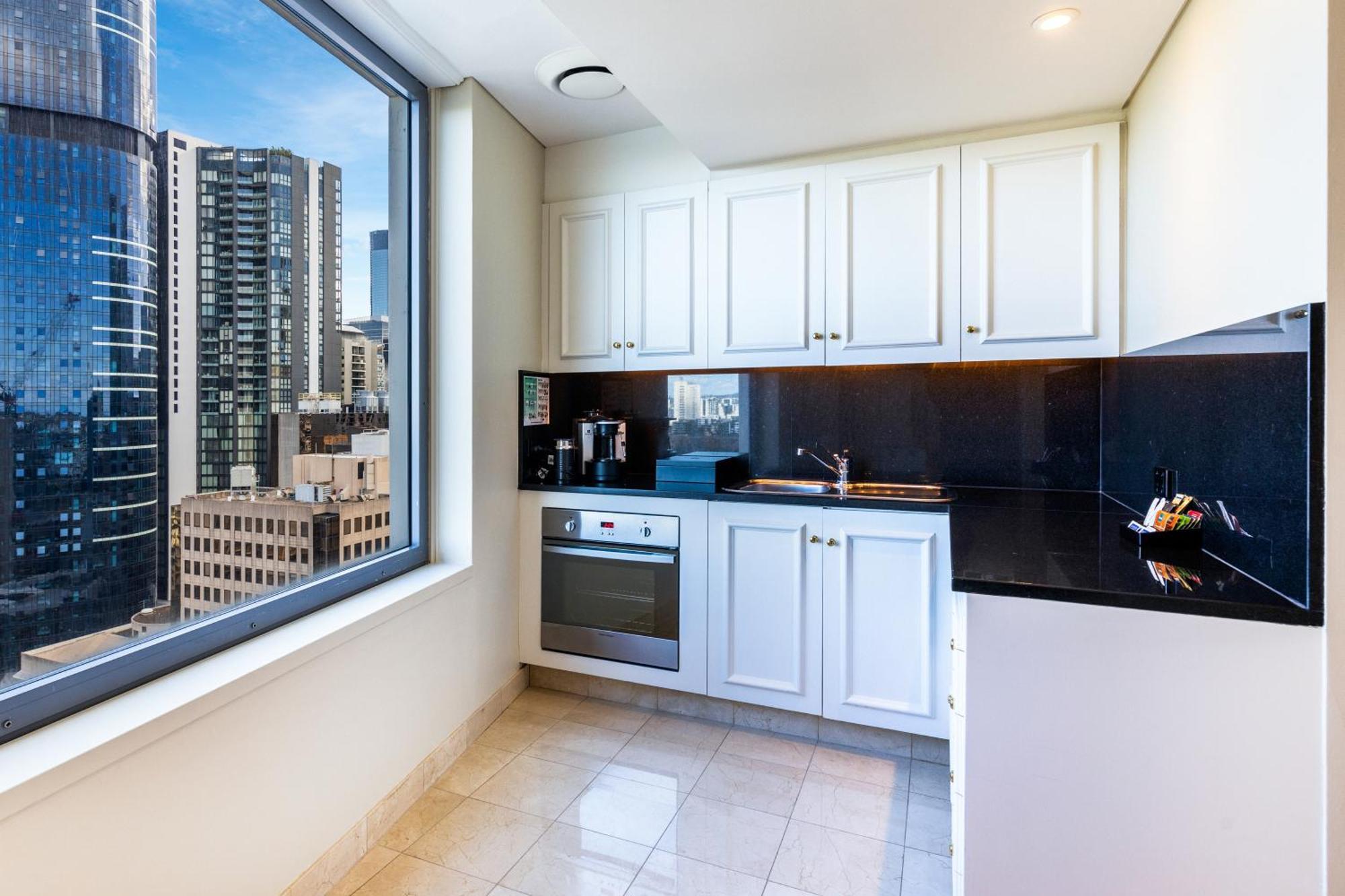 Stamford Plaza Brisbane Ξενοδοχείο Εξωτερικό φωτογραφία A kitchen in a typical apartment